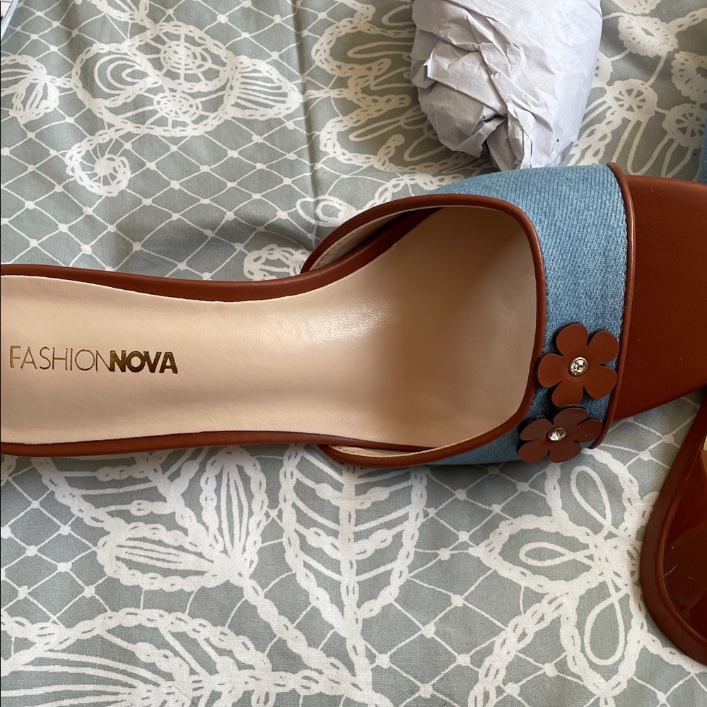 Fashion Nova Denim and Brown Floral Slides
New, in box 8 1/2 size….about 2’ - Picture 4 of 7